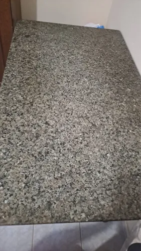 Mesa de tampo de granito