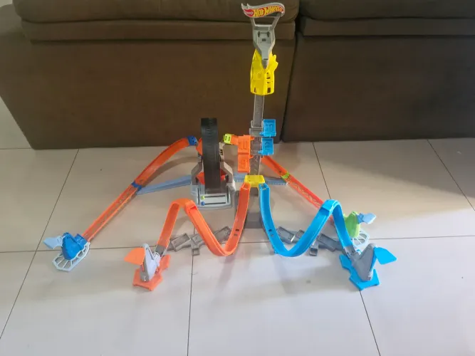 2 pistas Hot Wheels- Desafio nas alturas e Competição giratória