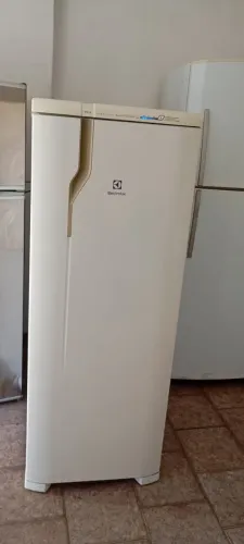 Geladeira Electrolux Frost Free com marcas de uso
