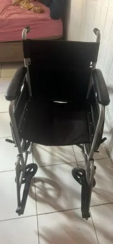 2 CADEIRA DE RODAS NORMAL E OUTRA PRA BANHO 