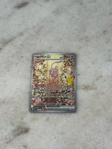 Carta de pokemon mew 30 anos (152/128) sem nenhum detalhe possivel
