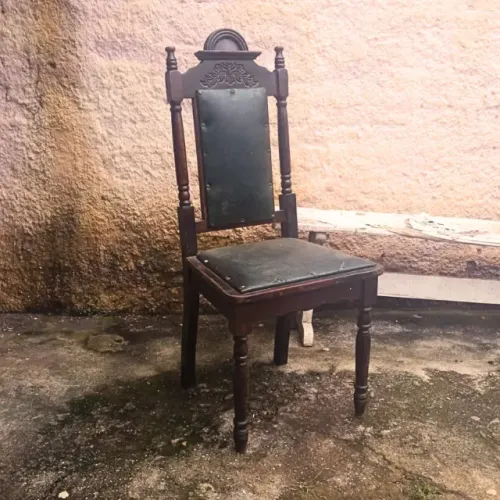 Cadeira Vintage de Madeira - Estilo Antigo (Ideal para restaurar)