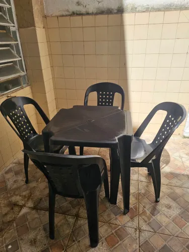 Jogo de mesa com 4 cadeiras de plástico