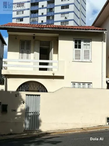 Casa Padrão 5/4 de 375m² com quatro salas amplas, duas cozinhas, duas suítes, com galpão e