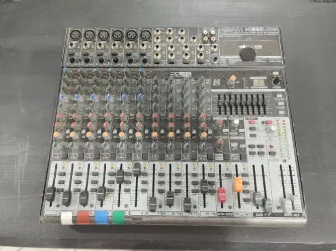 Mesa de Som Behringer Xenyx X1832 Usb