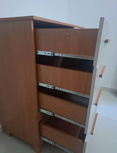 Cômoda 4 gavetas e prateleiras
