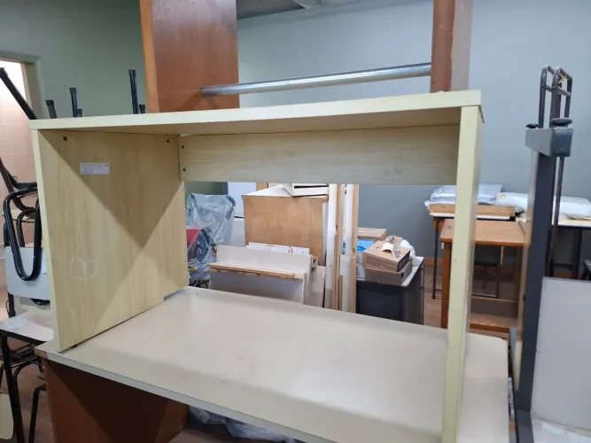MESA ESCRIVANINHA NA COR CREME MEDIDAS 77,7 ALTURA X 1,28 LARGURA X 67 PROFUNDIDADE