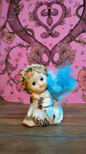 anjo resina com asas Santini anjinho bibelô decoração miniatura antigo antiquário pena
