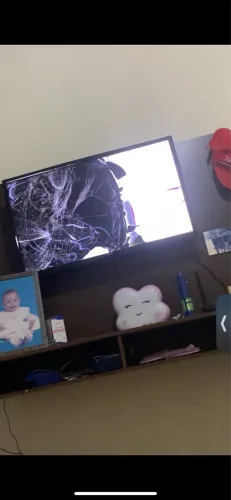 Tv para retirada de peças ligando normal