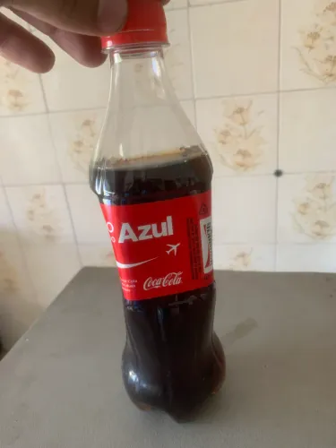 garrafa pet de refrigerante Coca-Cola de edição especial com a marca Azul 2013