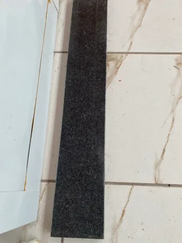 Porta de 2,10 x 0,80 abertura lado direito, acompanha uma pedra de mármore preta.