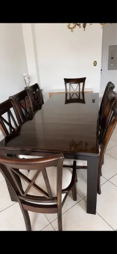 Jogo de nessa com 8 cadeira, em perfeito estado