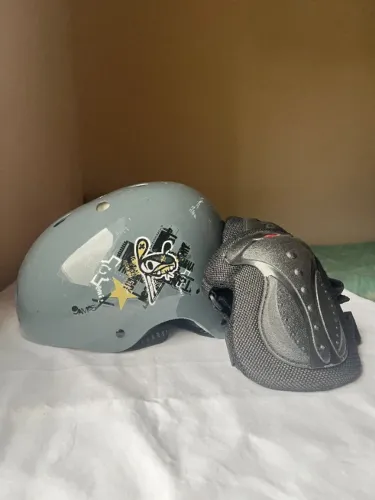 Capacete + Par de Joelheiras