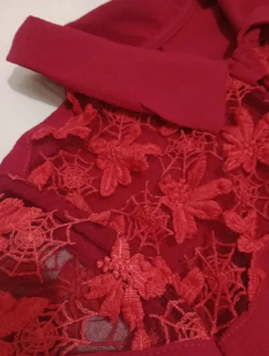 Linda blusa vermelho escuro com detalhes 