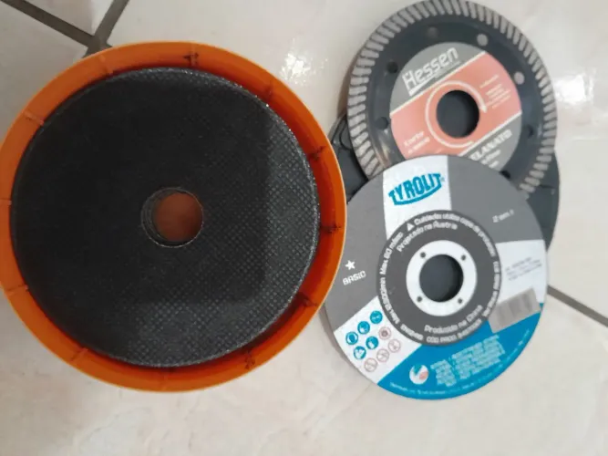 21 discos de corte e 1 de azulejo.  100$