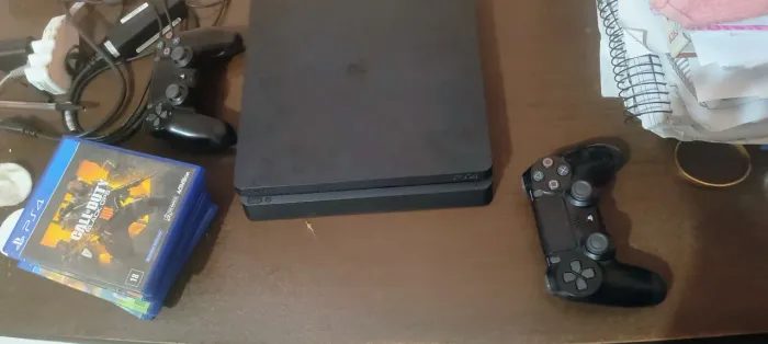 Ps4 slim 1TB + 2 controles+ 4 jogos + adaptador bluetooth.
