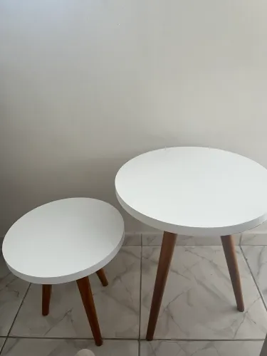 CONJUNTO DE 2 MESAS REDONDAS DE CANTO PÉ PALITO RETRÔ BRANCA COM PÉS DE MADEIRA