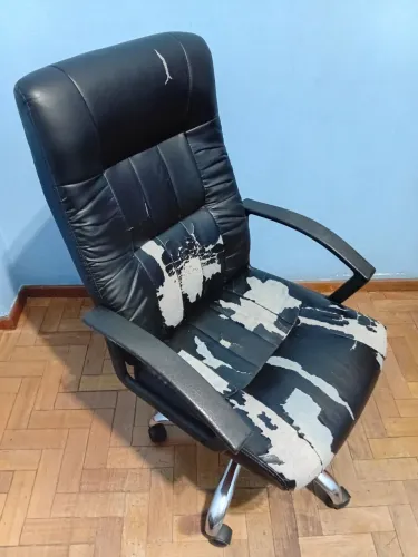 Cadeira de escritório, necessita de troca do revestimento