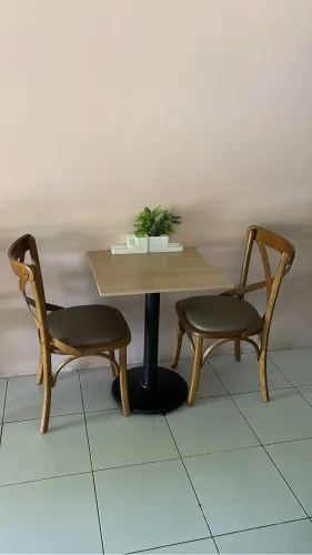 Conjunto de mesa e cadeiras