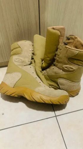 Bota Oakley