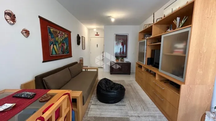 Apartamento com 1 quarto, semi-mobiliado com garagem no Jd. Botânico.
