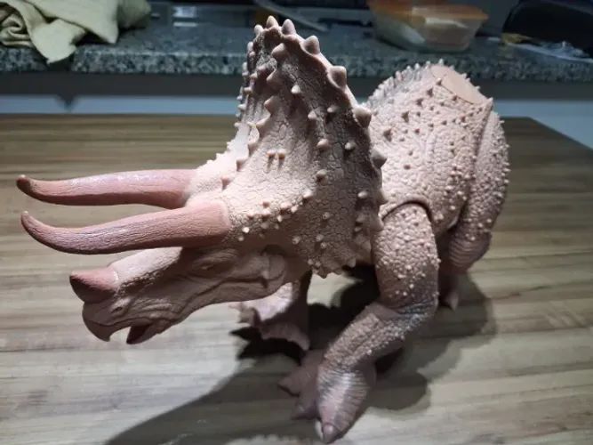 Dinossauro Triceratops funcionando perfeitamente