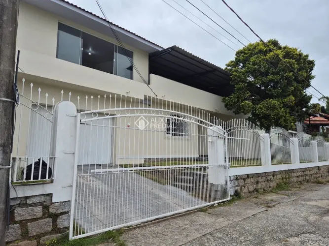 Casa de 4 dormitórios à venda próximo a ELETROSUL-Pantanal - Florianópolis
