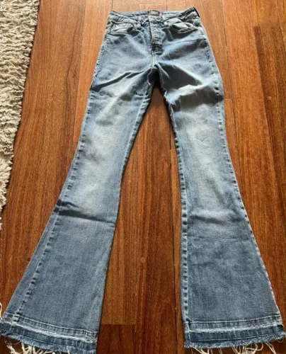 Calça Jeans Flare Canal Feminina Azul Clara Barra Desfiada com botões