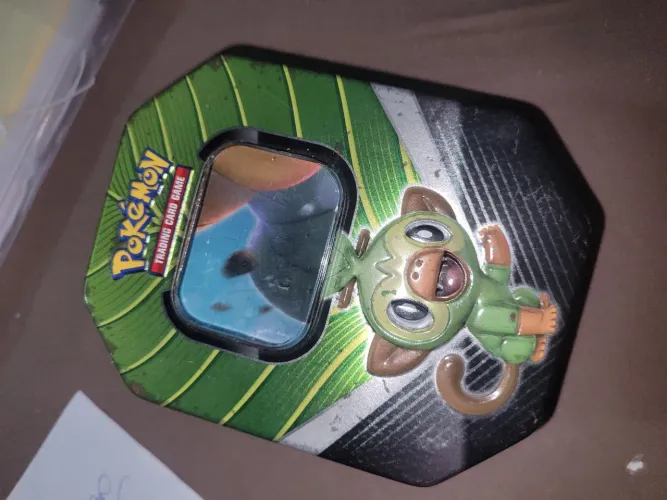Lata contendo cartas pokemon