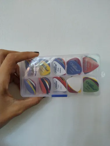 Kit com 70 palhetas ALICE