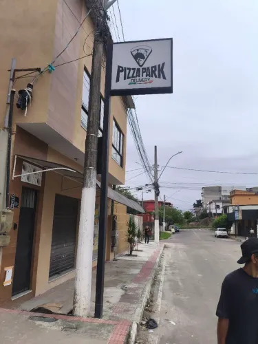 Placa com luminoso com estrutura metalica em perfil U dobrado