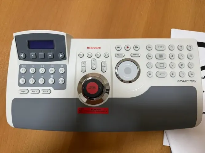 MESA CONTROLADORA HONEYWELL DE DVR  E CAMERA SPEED DOME ( PTZ ) HJC4000 UltraKey Touch