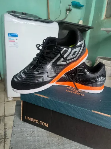TÊNIS DE FUTSAL/UMBRO PRO 5/ TAMANHO 42 (usada apenas 3x)