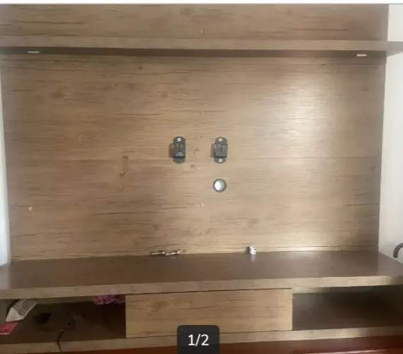 Painel para tv com duas prateleiras e uma gaveta, medindo 1,50 de altura x 1,80 de largu