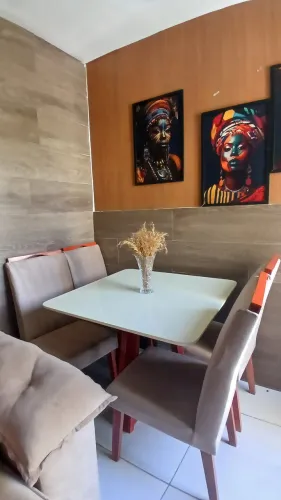 Mesa e cadeiras em madeira 90x90