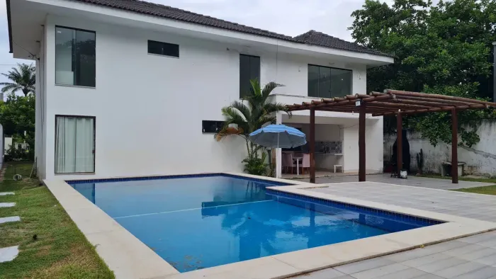 Excelente casa Duplex, 4 suítes, Fino acabamento, terreno amplo, Busca Vida, Camaçari, BA.