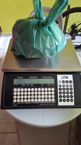 Vendo balança digital com etiquetagem.