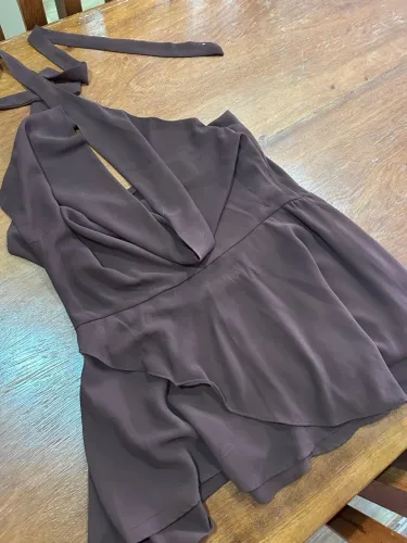 Vestido curto, com decote na frente e costas