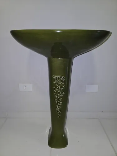 Lavatório retro decorado mais coluna decorada verde.