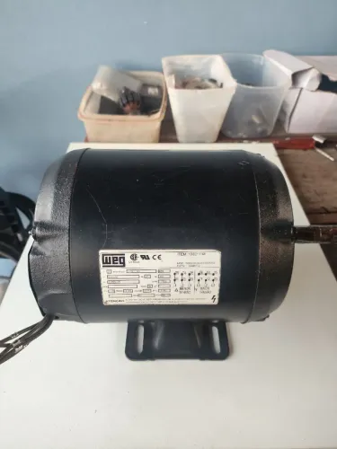 MOTOR ELÉTRICO WEG TRIFÁSICO 1CV 4 PÓLOS (1720 RPM)