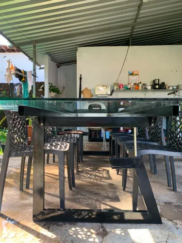MESA DE JANTAR ESTRUTURA METÁLICA, E TAMPO EM VIDRO, PARA 14 CADEIRAS, VAI COM 10 CADEIRAS
