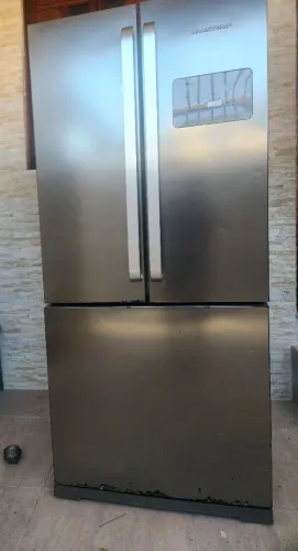 Vendo Geladeira Brastemp, três portas 554 L. Com desconto para conserto.