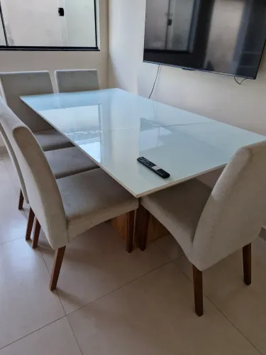 Mesa com 5 cadeiras  , detalhe está com o vidro trincado  por  isso estou  vendendo bara..