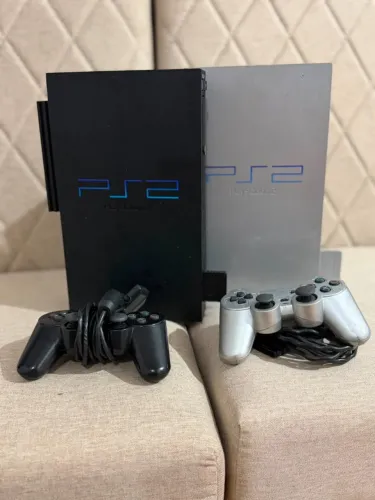 2 PLAYSTATION FAT + 2 CONTROLES ORIGINAIS SERIE A