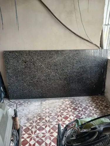 Mesa em granito com.pe medindo 2.00 x 1.00s 
