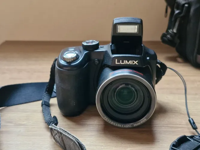 Câmera fotográfica Panasonic Lumix relíquia (NÃO TESTADA)