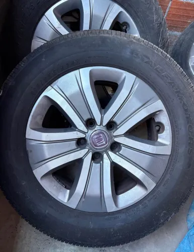 Rodas da Fiat Toro freedom 5x110 . 3 pneus bons 1 fraco .
