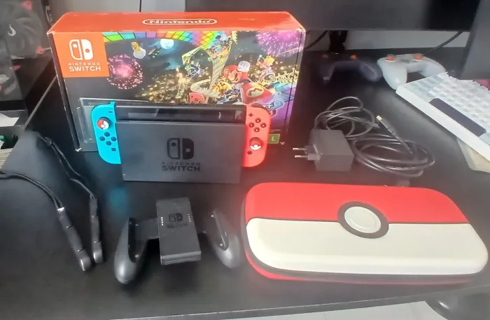 Nintendo Switch V2 + case pokebola
