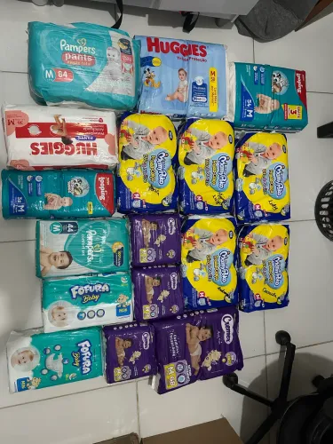 Vendo fraldas de marcas variadas tamanho M.