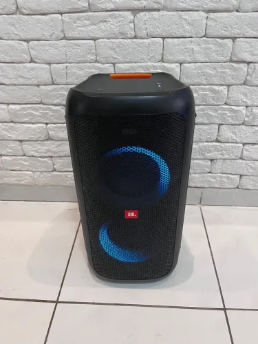 Caixa de Som Portátil JBL PartyBox 100 com Bluetooth, 160W e Luzes LED